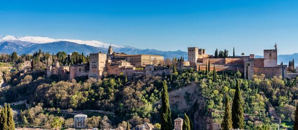Vista do Palácio de Alhambra em Granada, Espanha na Europa
 - Foto, Imagem