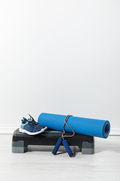 plataforma paso, colchoneta de fitness, saltar la cuerda y zapatillas de deporte en casa
  - Foto, Imagen