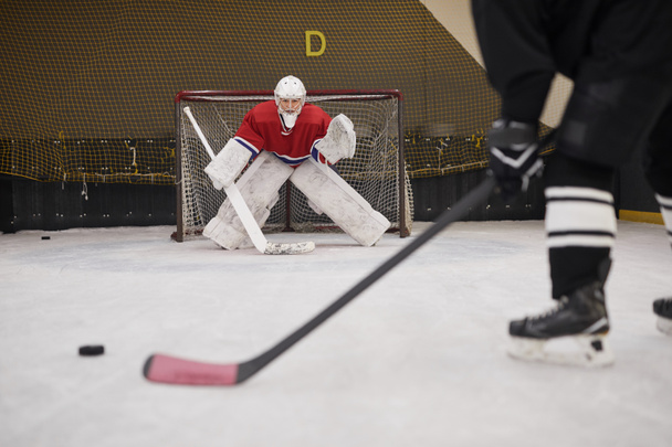 Image de fond du gardien de but de hockey prêt à défendre la porte dans la patinoire, espace de copie
 - Photo, image
