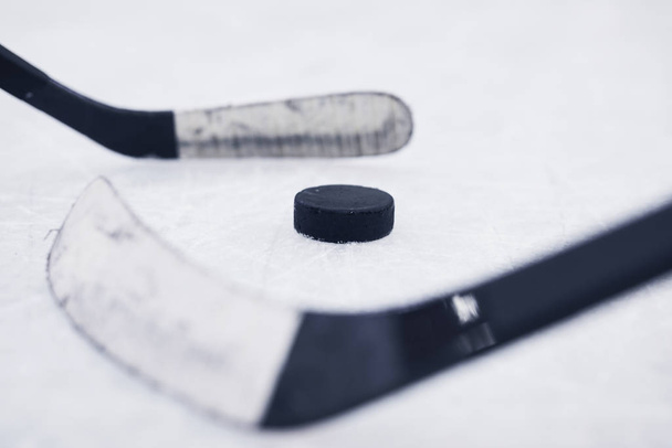 Cerrar fondo de dos clubes de hockey listos para comenzar el partido en pista de patinaje, espacio de copia
 - Foto, imagen