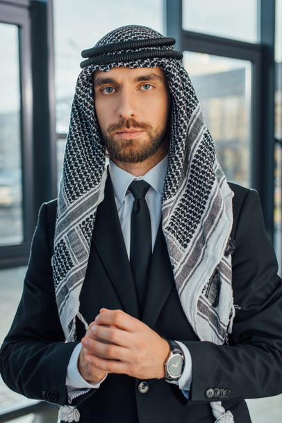 bell'uomo d'affari arabo in piedi in ufficio moderno
 - Foto, immagini