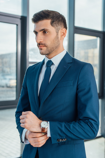 professional businessman in suit standing in modern office - Foto, afbeelding