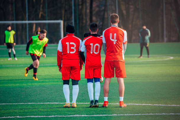 Calcio calcio libero, foto concetto di calcio, giocatori in maglie rosse, luce verde tramonto erba
 - Foto, immagini