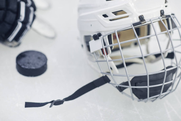 Hintergrundbild von Hockeygeräten, die in einer Eislaufarena auf dem Eis liegen, Nahaufnahme - Foto, Bild