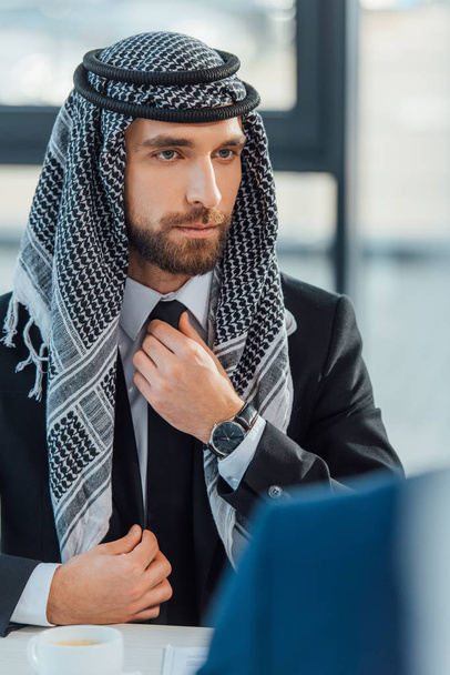 arabo uomo d'affari parlando con partner in ufficio moderno
  - Foto, immagini