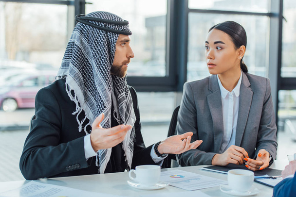 Arap işadamı ofiste iş adamıyla konuşuyor  - Fotoğraf, Görsel