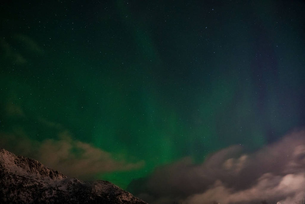 Зимнее ночное небо с облаками и северным сиянием. Северная Норвегия
. - Фото, изображение