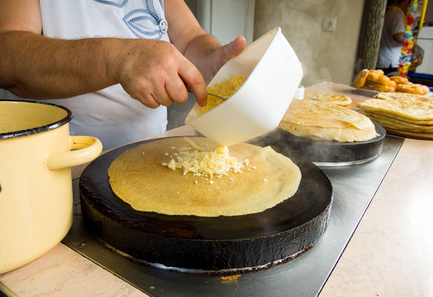 Prosessi tehdä tortillat (khychin) täyttämällä
 - Valokuva, kuva