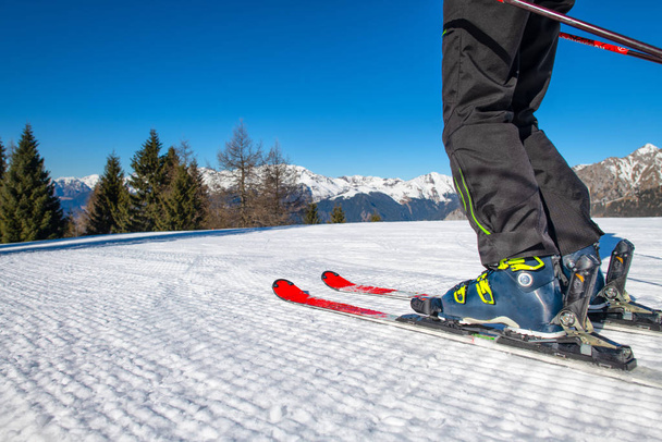 Detalle de esquí en pista de esquí
 - Foto, Imagen