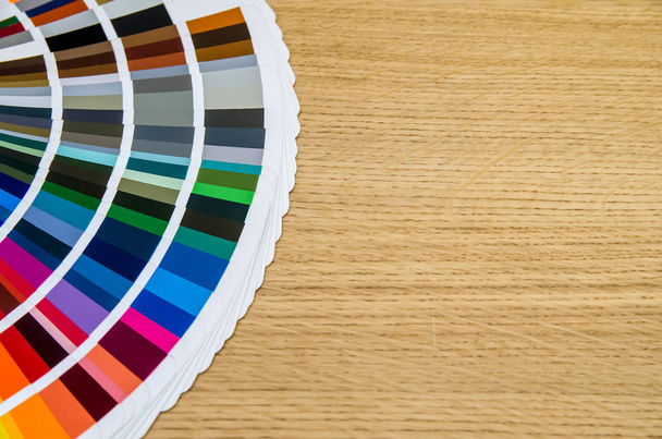 pantone guía de paleta de colores en tablero de madera vista de cerca
 - Foto, Imagen