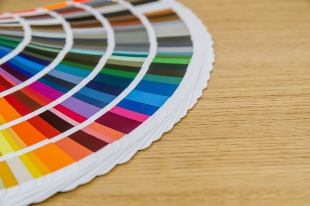 pantone guia de paleta de cores na placa de madeira vista de perto
 - Foto, Imagem