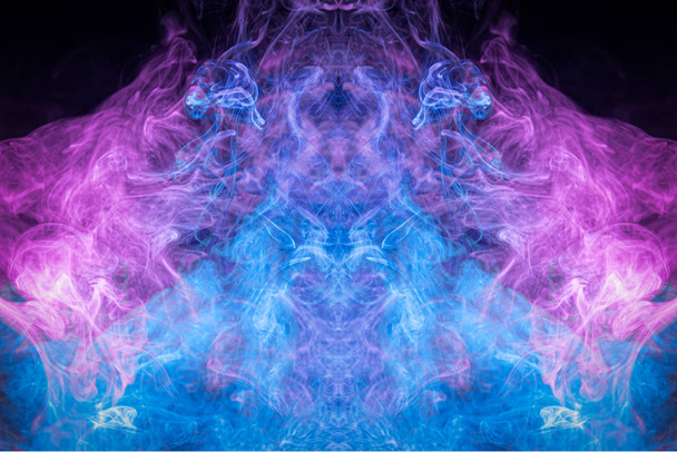 Μοτίβο, νέον ροζ και μπλε καπνός σε ένα σκοτεινό απομονωμένο φόντο. Φόντο από τον καπνό του vape - Φωτογραφία, εικόνα