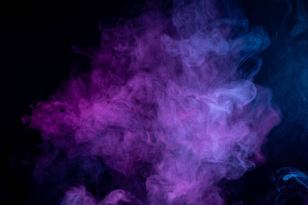 Motif, Neon rose, bleu et violet fumée dans le sur un fond sombre isolé. Contexte de la fumée de vape
 - Photo, image