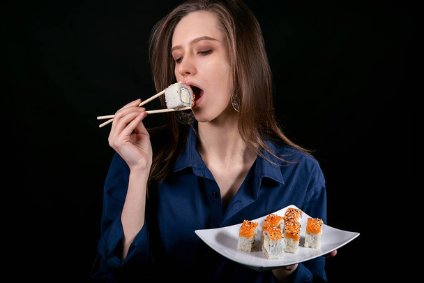       beautiful girl eating sushi - Foto, Imagen