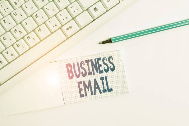 Üzleti e-maileket mutató szöveges jel. Fogalmi fotó az e-mail, amelyet kifejezetten az üzleti Fehér pc billentyűzet üres jegyzet papír felett fehér háttér. - Fotó, kép