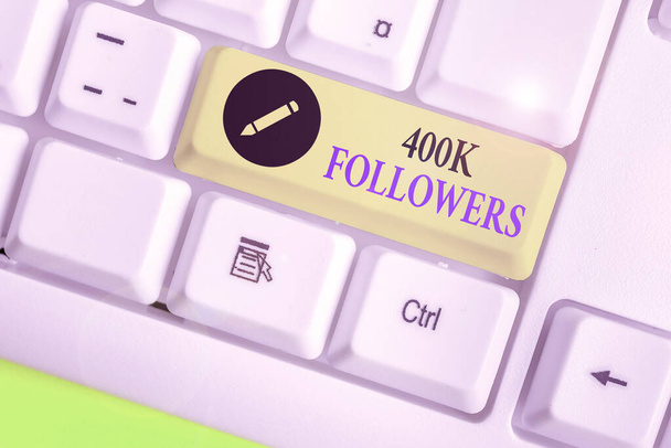 Tekstiä 400K Followers. Liiketoiminta käsite yksilöiden määrä, joka seuraa joku Instagram
. - Valokuva, kuva