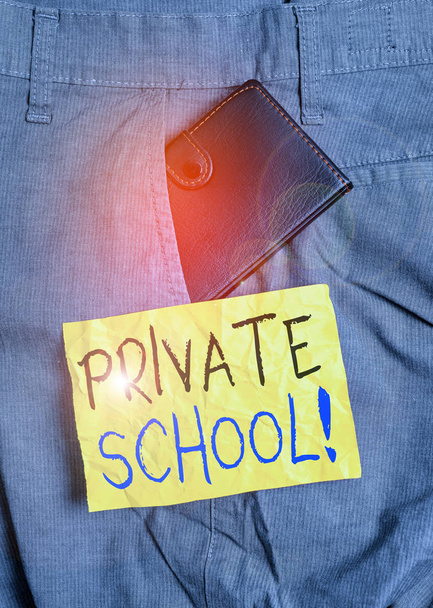 Szóírás magániskola. Üzleti koncepció egy független iskola számára, amelyet teljes mértékben a díjak megfizetése támogat Kis pénztárca a férfi nadrágban elülső zseb a jelölőpapír mellett. - Fotó, kép