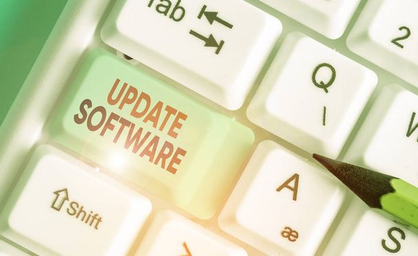 Handschrift Textschreiben Update-Software. Konzept bedeutet, dass kleinere Software-Verbesserungen und Kompatibilität hinzugefügt werden. - Foto, Bild