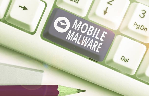 Mobil Malware 'i gösteren bir not yazılıyor. Saldırgan mobil aygıtlara yazılmış kötü niyetli yazılımları gösteren iş fotoğrafı. - Fotoğraf, Görsel