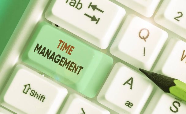 Käsiala tekstiä kirjallisesti Time Management. Käsite tarkoittaa kykyä käyttää kerran tehokkaasti tai tuottavasti
. - Valokuva, kuva