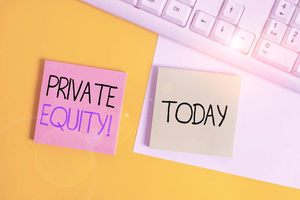 Handschrift tekst schrijven Private Equity. Concept betekent het geld geïnvesteerd in bedrijven die niet openbaar zijn gegaan Papier met kopieerruimte en toetsenbord boven oranje achtergrond tabel. - Foto, afbeelding