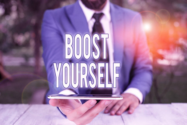 Fogalmi kézírás mutatja Boost magad. Üzleti fotó bemutatása, hogy érezze magát pozitívabb vagy magabiztosabb Üzletember mobiltelefonnal a kezében. - Fotó, kép