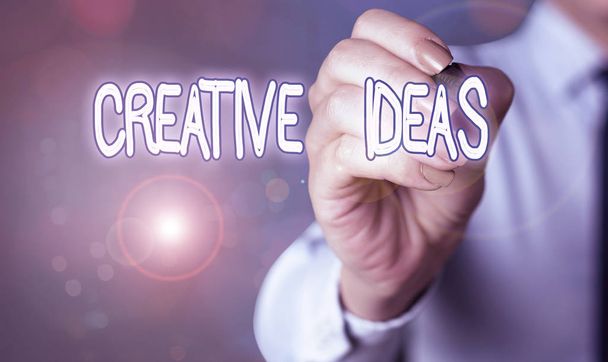 Κείμενο γραφής λέξεων Δημιουργικές ιδέες. Επιχειρηματική ιδέα για την πράξη παραγωγής ή χρήσης πρωτότυπων και ασυνήθιστων ιδεών. - Φωτογραφία, εικόνα