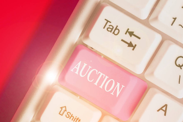 Kézírás szöveg írás Aukció. Koncepció, ami azt jelenti, hogy a legmagasabb ajánlatot tevőnek eladott áruk vagy ingatlanok. - Fotó, kép