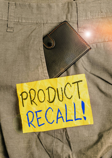Tekst pisania tekstu Product Recall. Koncepcja biznesowa dotycząca odzyskiwania towarów potencjalnie niebezpiecznych od konsumentów Mały portfel wewnątrz spodni męskich kieszeń przednia w pobliżu papieru notacyjnego. - Zdjęcie, obraz