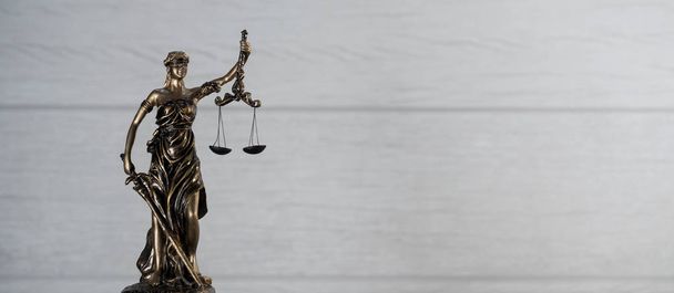 крупним планом, символи права та справедливості на дерев'яному тлі столу
 - Фото, зображення