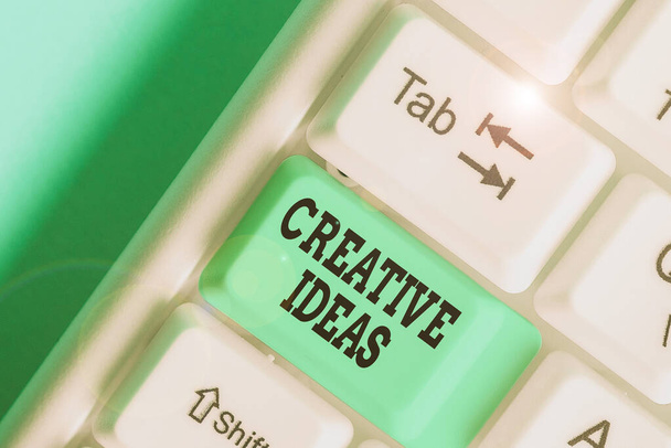 創造的な考えを示すメモを書く。独創的で珍しいアイデアを生み出す、または使用する行為を紹介するビジネス写真. - 写真・画像