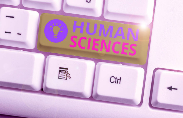 Εννοιολογική γραφή με το χέρι που δείχνει τις ανθρώπινες επιστήμες. Η έκθεση επιχειρηματικών φωτογραφιών μελετά τις κοινωνικές και πολιτιστικές πτυχές της ανθρώπινης ζωής. - Φωτογραφία, εικόνα