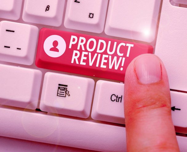 Nota di scrittura che mostra la recensione del prodotto. I clienti valutano e commentano i prodotti che hanno acquistato
. - Foto, immagini