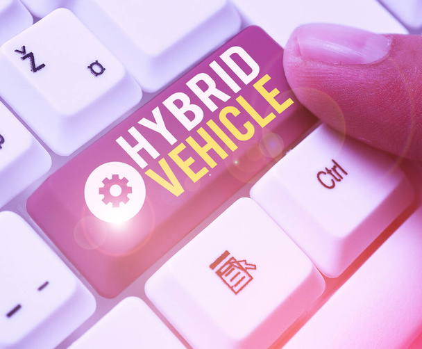 Notatka z Hybrid Vehicle. Biznes zdjęcia pokazujące samochód, który wykorzystuje więcej niż jeden środek napędowy. - Zdjęcie, obraz