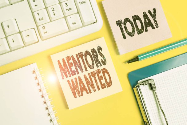 Kézírás szövegíró mentorokat keresünk. Koncepció jelentése keres valakit, aki tanít, vagy ad segítséget és tanácsot Üres papírok másolási hely sárga háttér asztal. - Fotó, kép