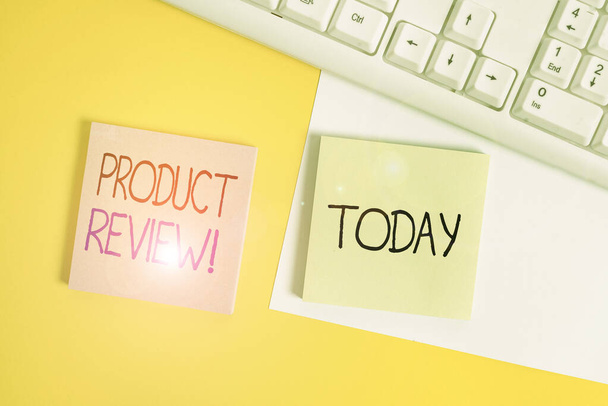Handschrift tekst schrijven Product Review. Concept betekent Klanten beoordelen en becommentariëren producten die ze hebben gekocht Papier met kopieerruimte en toetsenbord boven oranje achtergrondtabel. - Foto, afbeelding
