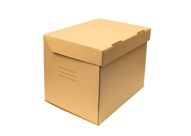 Caja de cartón cerrada con cinta adhesiva y aislada sobre fondo blanco. - Foto, imagen