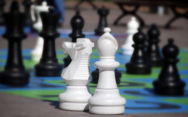Μεγάλες σκακιστικές φιγούρες κλείνουν - Φωτογραφία, εικόνα