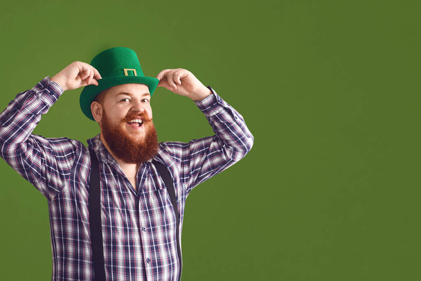 Irish man in green hat on Saint Patrick Day - Fotó, kép