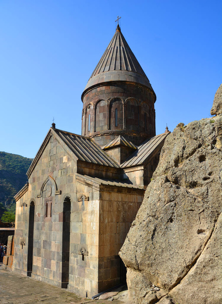 КЕЙК АРМЕНИЯ 09 15 19: Гегард - средневековый монастырь в Котайкской области Армении, вырезанный из прилегающей горы. Он включен в список Всемирного наследия ЮНЕСКО
. - Фото, изображение