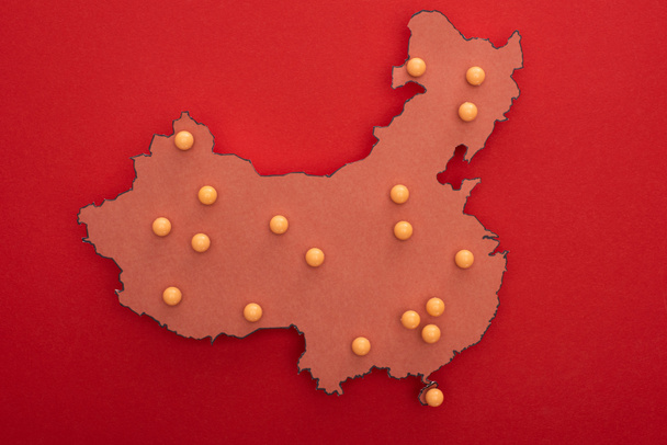 Vue du dessus de la carte de la Chine avec des broches jaunes sur fond rouge
 - Photo, image
