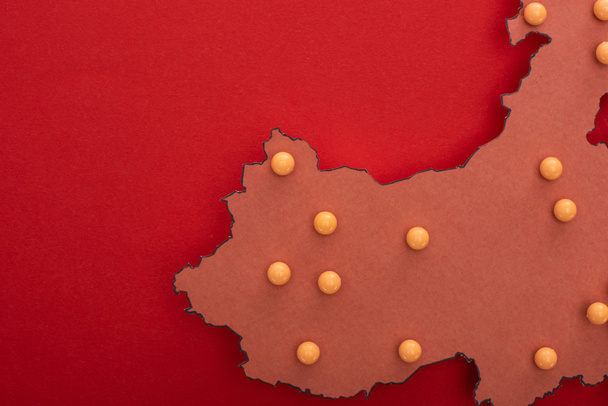 Vue du dessus des broches de poussée sur la carte de la Chine sur fond rouge
 - Photo, image