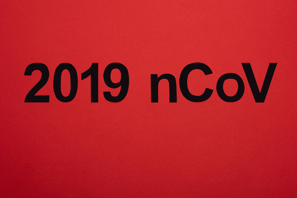 Vista superior de 2019 ncov letras negras aisladas en rojo
 - Foto, Imagen