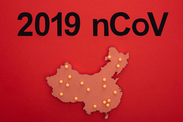 Widok z góry 2019 ncov liternictwo z układu chińskiej mapy na czerwonym tle - Zdjęcie, obraz