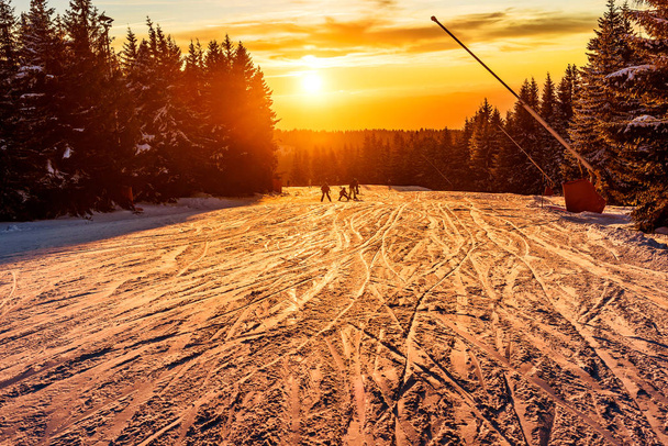セルビアのコポニーク山の日没時のスキーリゾートのスキー場の眺め - 写真・画像