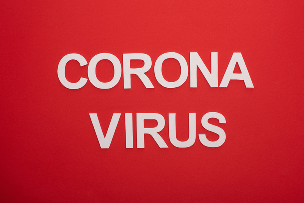 Vista superior de las letras blancas del coronavirus aisladas en rojo
 - Foto, imagen