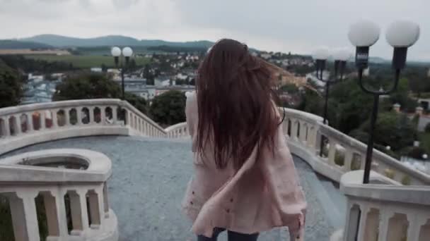 Lány megfigyelő Melk város Wachau völgyben, Ausztria - Felvétel, videó