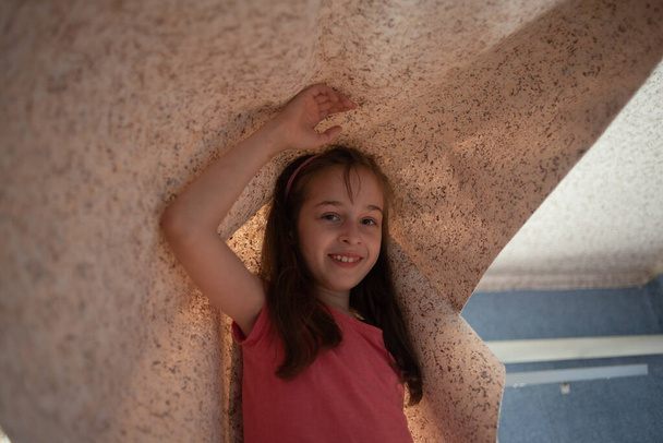 Vrouw opknoping behang motief. tiener meisje helpt om lijm behang op het plafond - Foto, afbeelding