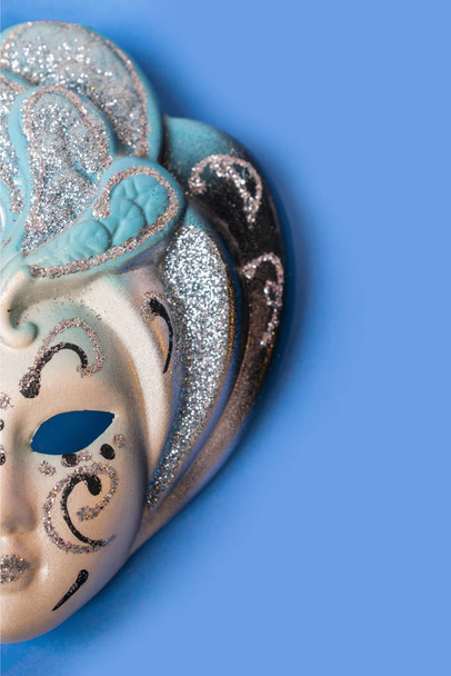 Gyönyörű karnevál velencei fesztivál fél- maszk dekoráció csillogás kék pasztell háttér. Közelről. Másold le a szöveged helyét - Fotó, kép