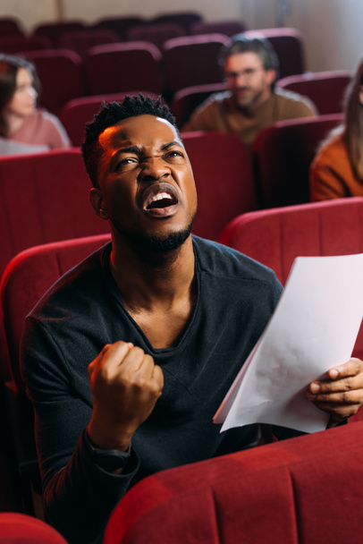 emotioneel Afrikaans Amerikaans acteur met scenario in theater - Foto, afbeelding